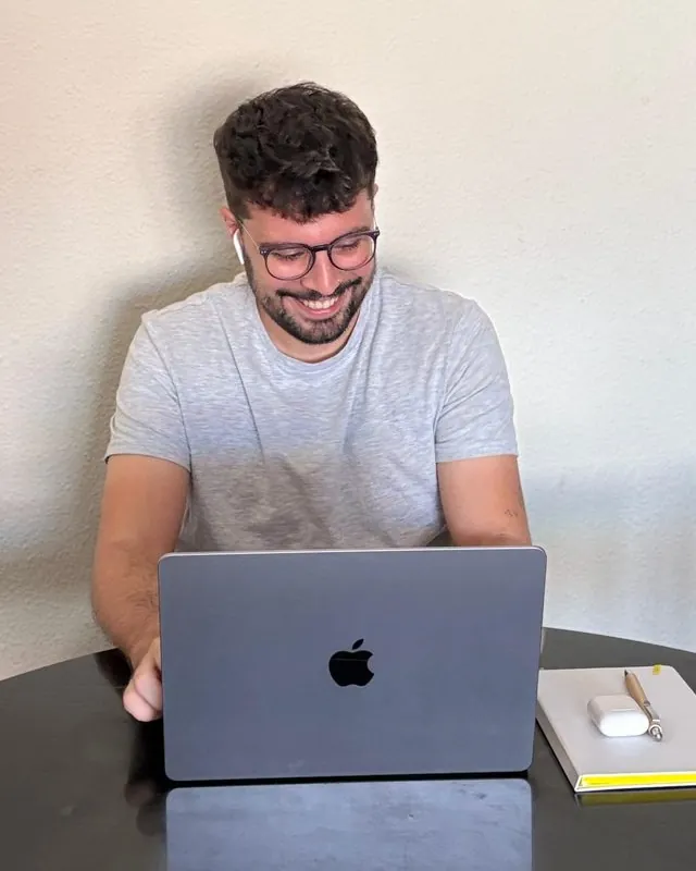 Sergio, consultor SEO local en Logroño, trabajando en su portátil
